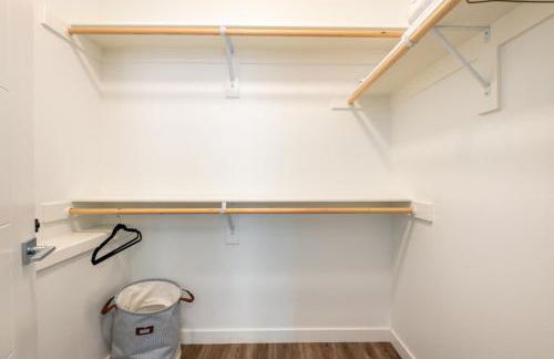 Walkable Apt Next to Restaurants, Bars, and Shops! - Foto 8