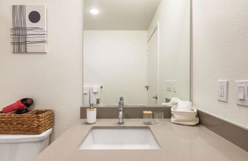 Stylish 2BD Haven with Scenic DTLA Views and Parking - Foto 29