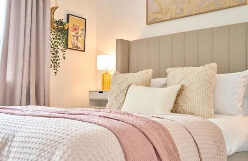 Chic Family Home with Garden Fire Pit & Event Space, Hot Tub - Foto 22