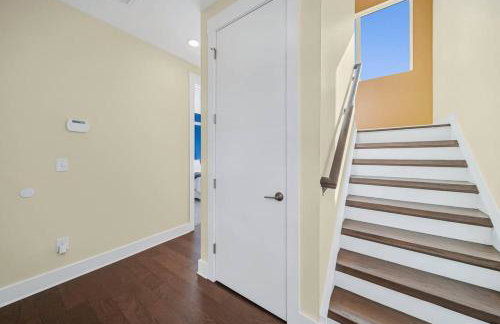 Modern 4-Story 3-BR Townhome with Rooftop Lounge - Foto 54