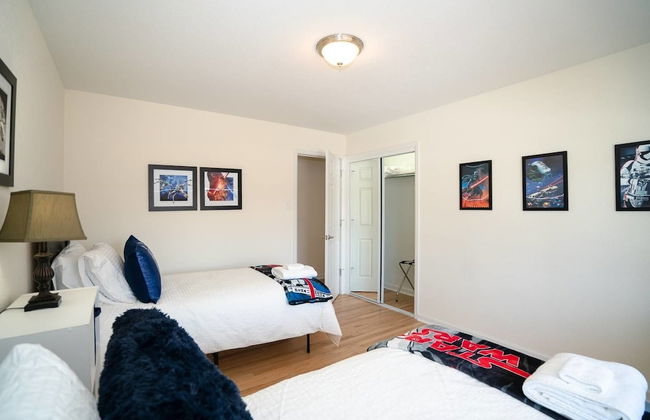 The Meadowlark Manor Spacious Backyard & Hot Tub - Photo 9