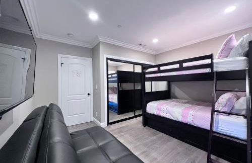 Stunning 8 bedroom 6 bathroom Pool Home - Photo 51