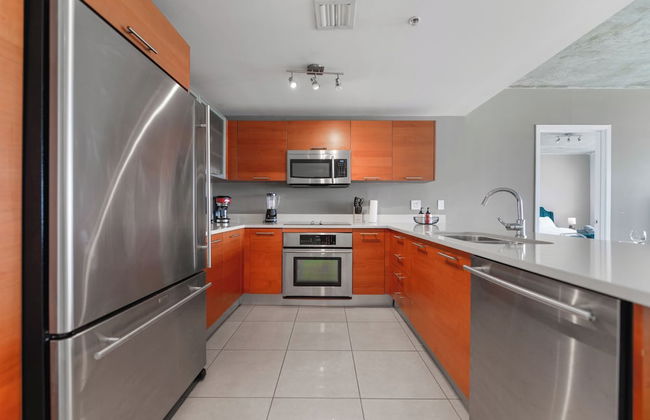 Lovely Condo|Pool & Parking at Midblock - Foto 8