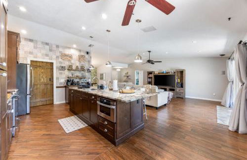 3BR Wesley Chapel Retreat with Private Pool - Pet-Friendly - Spacious Parking - Photo 11