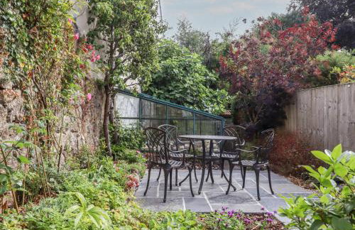 The Cottage on The Square - Photo 31