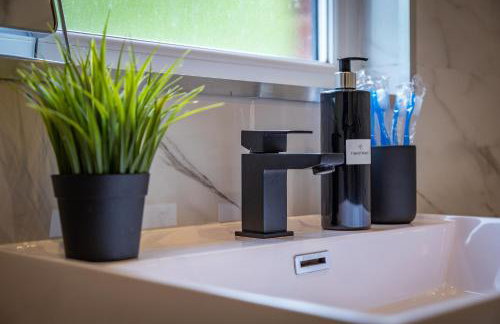 Modern City Centre Townhouse sleeps 10 & Parking - Foto 18