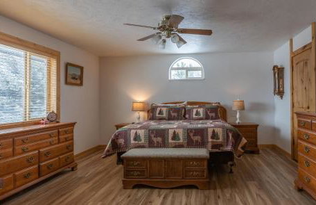 Chester Currents by KABINO Riverfront on Henrys Fork Air Conditioning Boat Launch Foosball Pool Table Huge Yard Garage WIFI - Foto 25