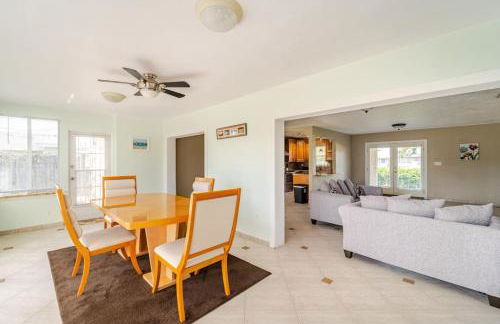 Serene Escape Cozy Home close to Beaches - Foto 11