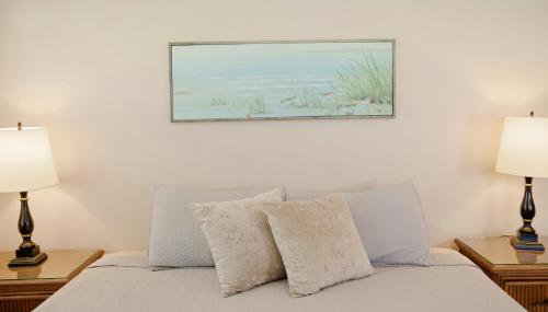 Prime Location Gateway with Pool & Patios, Near Beaches, Groceries and Restaurants - Foto 3