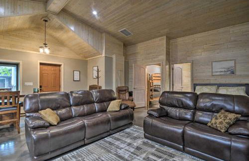 Modern Arcadia Farmhouse on 80 Acres with Fire Pit! - Foto 5