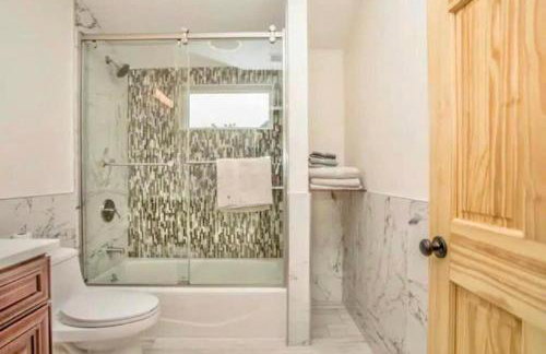 383 - 3BR Quincy - Chic House near Adams Park - Foto 62