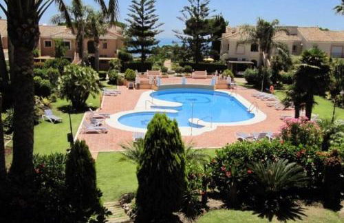 Large Ground Floor Apartment with Private Garden and Beach Access - Photo 2