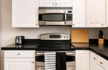 Charming Townhouse Retreat by CozySuites - Foto 16