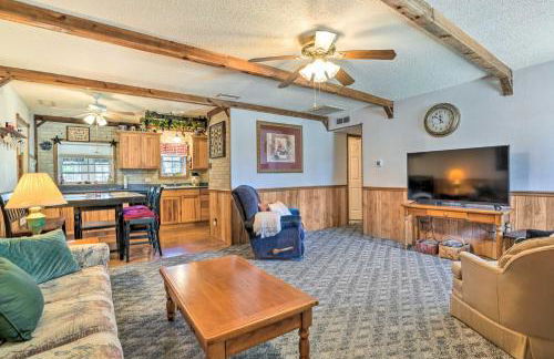 Charming Ingram Home with Yard and Furnished Patio! - Foto 1