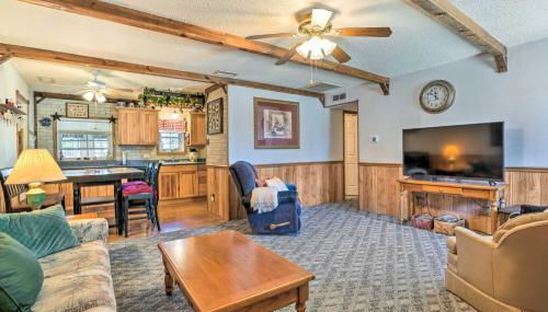 Charming Ingram Home with Yard and Furnished Patio! - Foto 1