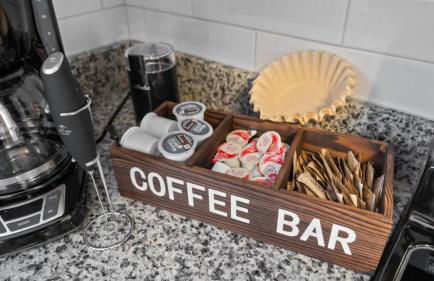 Modern Moroccan Villa w/ Firepit, BBQ + Game Room! - Foto 49