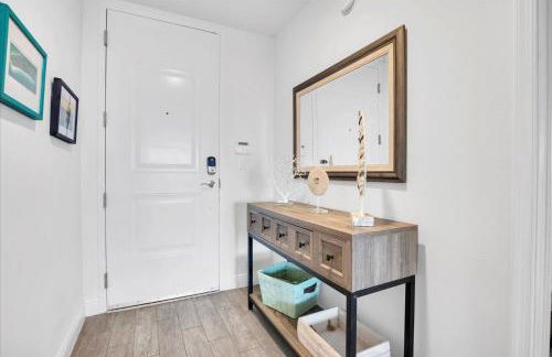 Latitude Adjustment Penthouse by Coastal Chic - Foto 25