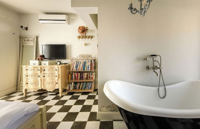 Elegant 1BR Apt w Balcony in the City - Photo 42