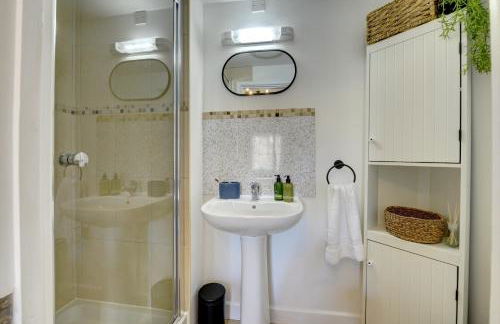 Loft Cottage by Spa Town Property - 2 Bed Tudor Retreat Near to Stratford-upon-Avon, Warwick & Solihull - Foto 15