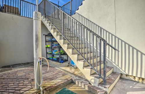 Sleek Beachfront Getaway with Community Perks! - Foto 27