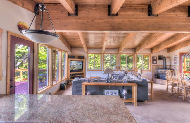 Chamberland Getaway Lake Views w/ Deck! - Foto 1