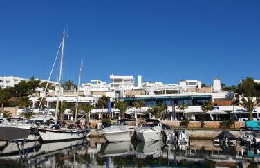 APARTMENT MARINA CALADOR HARBOURVIEW AIR CONDITION POOL GARDEN TERRASSE PORTO CARI spectacular location - Foto 48