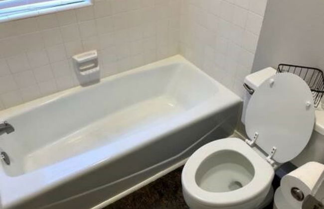 Private Bedroom Suite - Communal House near Integris Private - Photo 18