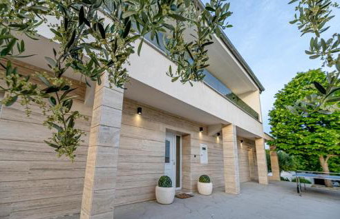 Gorgeous Home In Nadin With Wifi - Photo 24