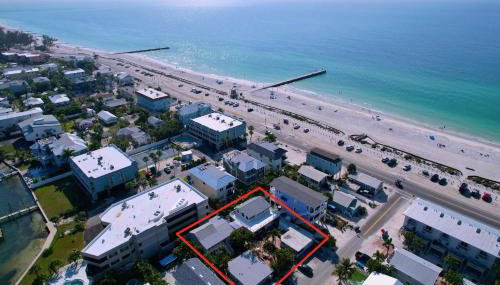 Just Beachy! One bed one bath charmer steps to beach - Foto 2