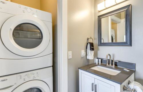 Bayfront Pensacola Beach Condo with Pool and Elevator - Foto 12