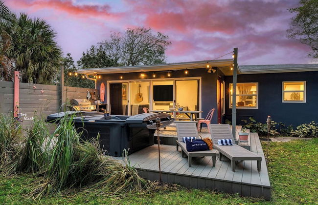 Hot Tub, Firepit, Deck | 10mins to Beach | Middle Terrace Cottage by AvantStay - Foto 50