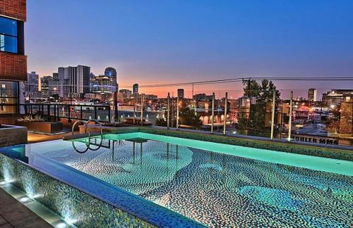 SkyPool-Roof Lounge-Free Parking-Gym-Loft-Theatre - Photo 23