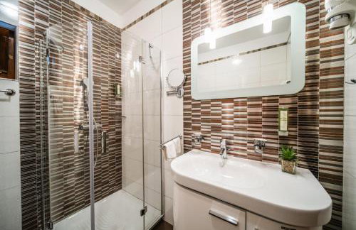 City Beach Villa with Pool and Sea View - Foto 46