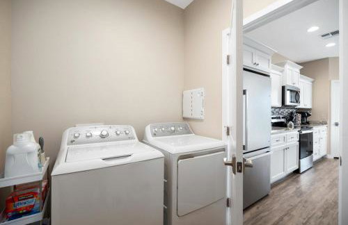 Stunning Views + Hot Tub + Location! 3 bed/3 bath - Foto 37