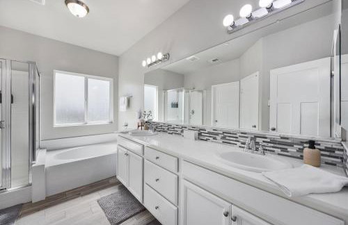 Spacious Home with Private Pool - Photo 36