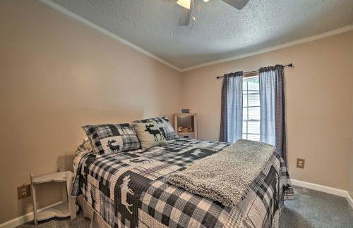 Cozy Hale Home Between Long and Loon Lakes! - Foto 10