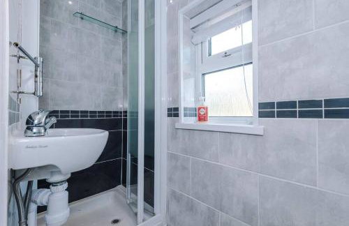 Classic 4 Bedroom House in Wirral with WiFi & Parking Sleeps 9 by PureStay - Foto 30