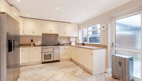 Guildford - 4 Bedroom House - Private Parking - Foto 4, Other