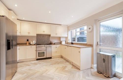 Guildford - 4 Bedroom House - Private Parking - Photo 4