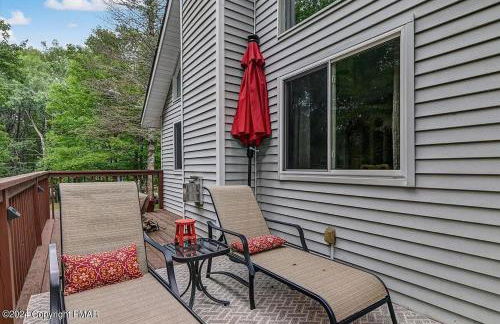 WOW!! Ultimate Pocono Retreat Hot Tub, Game Room, Fire Pit, Near Lakes & Hiking! - Foto 47