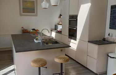 Cybil's Retreat - Renovated 2 bedroom house with enclosed garden - Photo 9