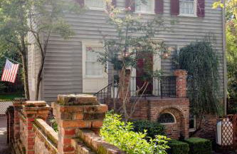 2 Blocks to riverfront | 48" Firepit | Turf Yard - Foto 3