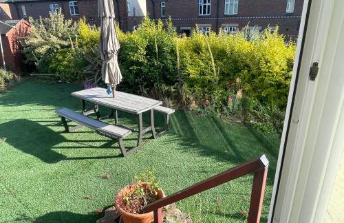 Stylish 3 bed house, private parking , with conservatory, close to KFC, McDonalds, ALDI and ASDA - Photo 21