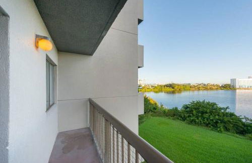 Deluxe Studio w/ Lakeview - free parking/pool - Foto 17