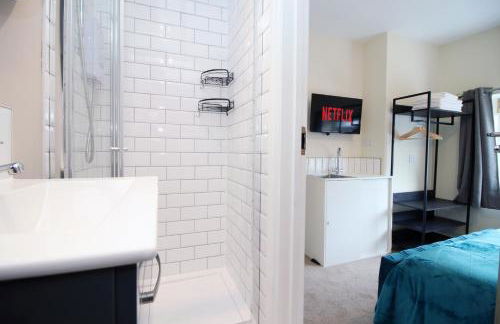 LUXURY 4 Bedroom 4 Ensuite Home in Penarth (Pool Table Games Room & BBQ Garden) with Sea Views - Photo 57