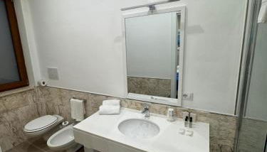 Coral White Apartment - Foto 4, towels, Shower