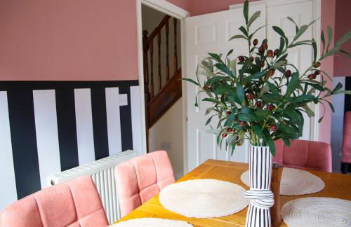 4x Bed Elegant Home with Parking - Photo 10