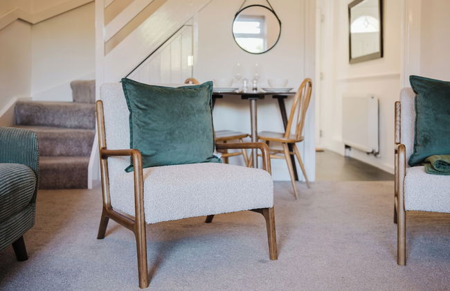 Corner House - Bright 2BD in Cheltenham - Photo 38