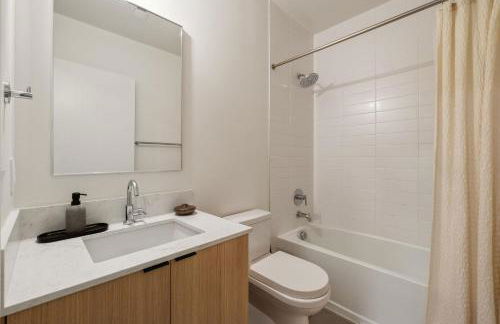 Skyline Nights in Downtown Nashville Walk to Broadway with Pool and Gym - Foto 36