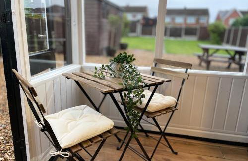 Delightful 2 bed detached home with secure parking - Foto 9